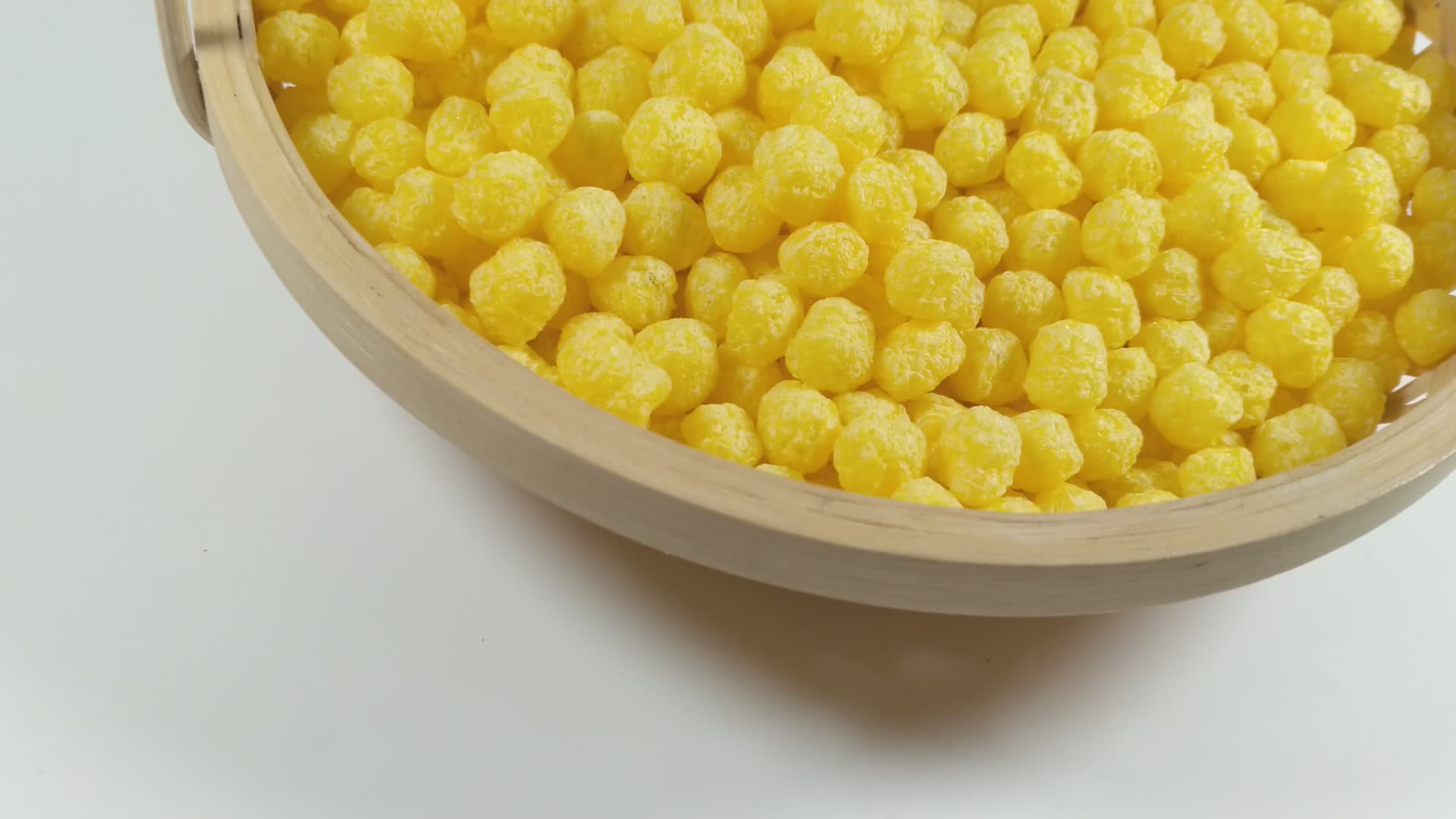 白底滑轨爆米花零食食物4K实拍视频视频的预览图