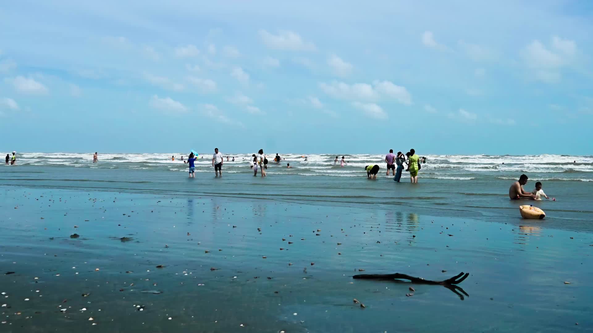 海滩人群晃动转场空境延时视频视频的预览图