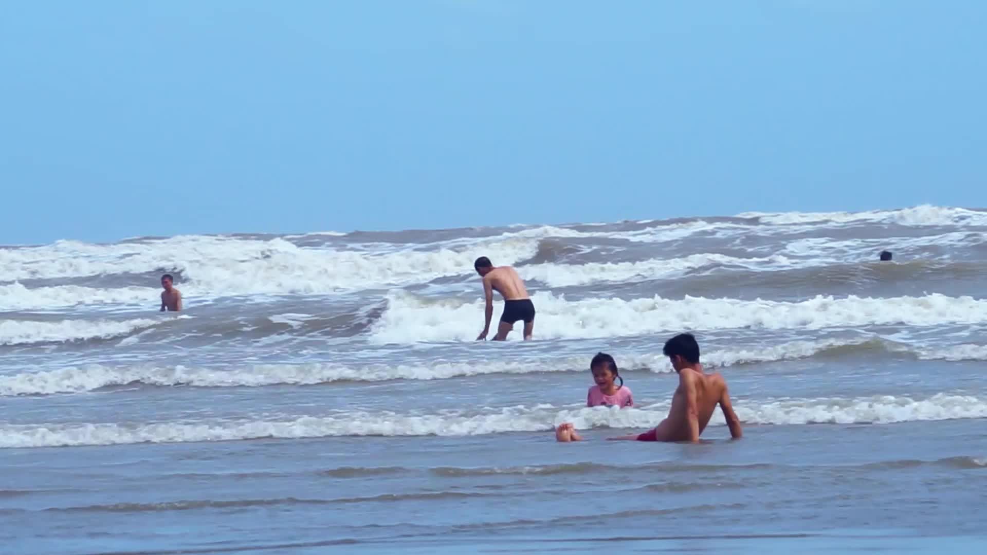 父女在海滩上玩耍游泳实拍视频视频的预览图