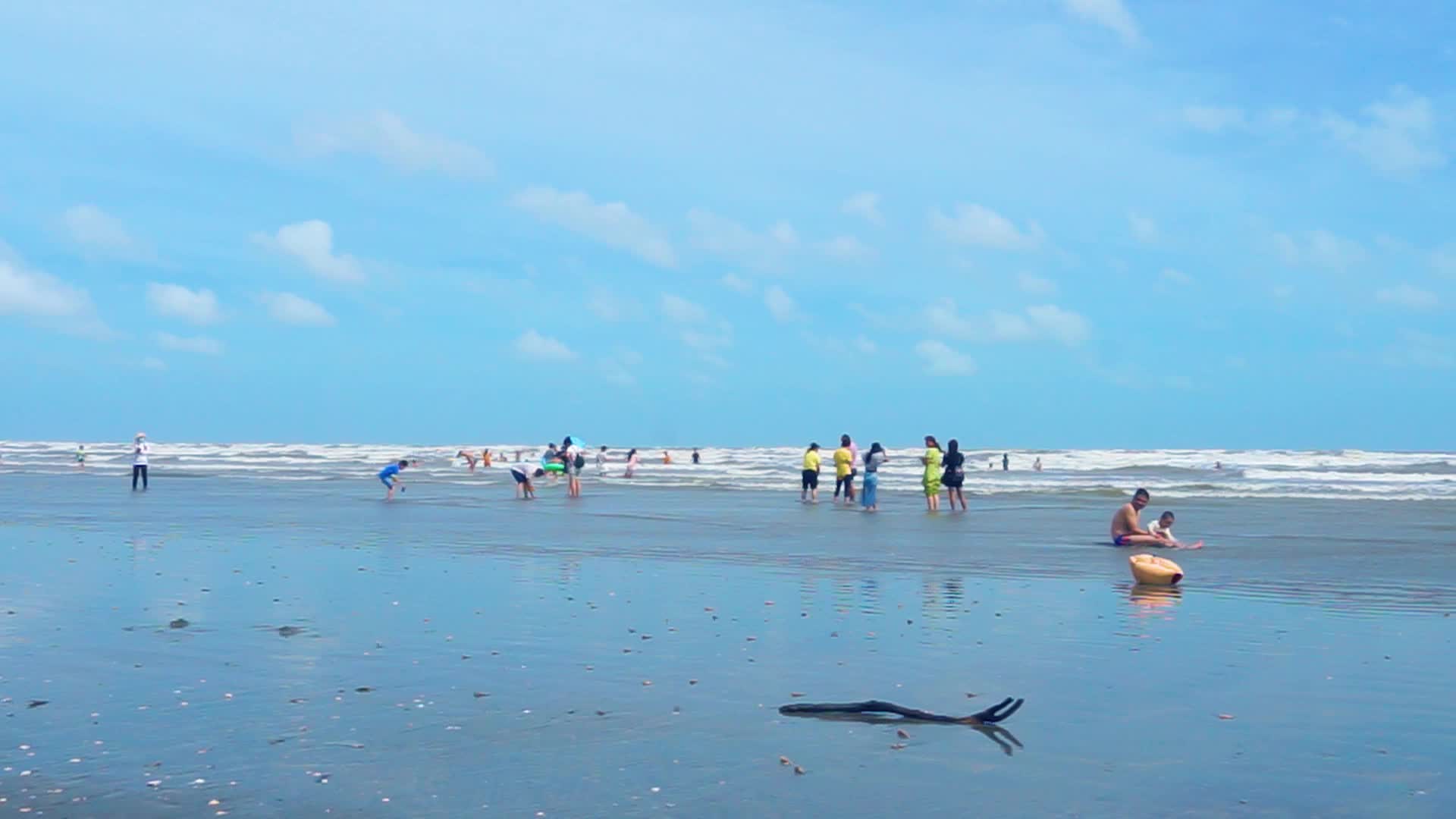 海滩人群片头空境视频的预览图