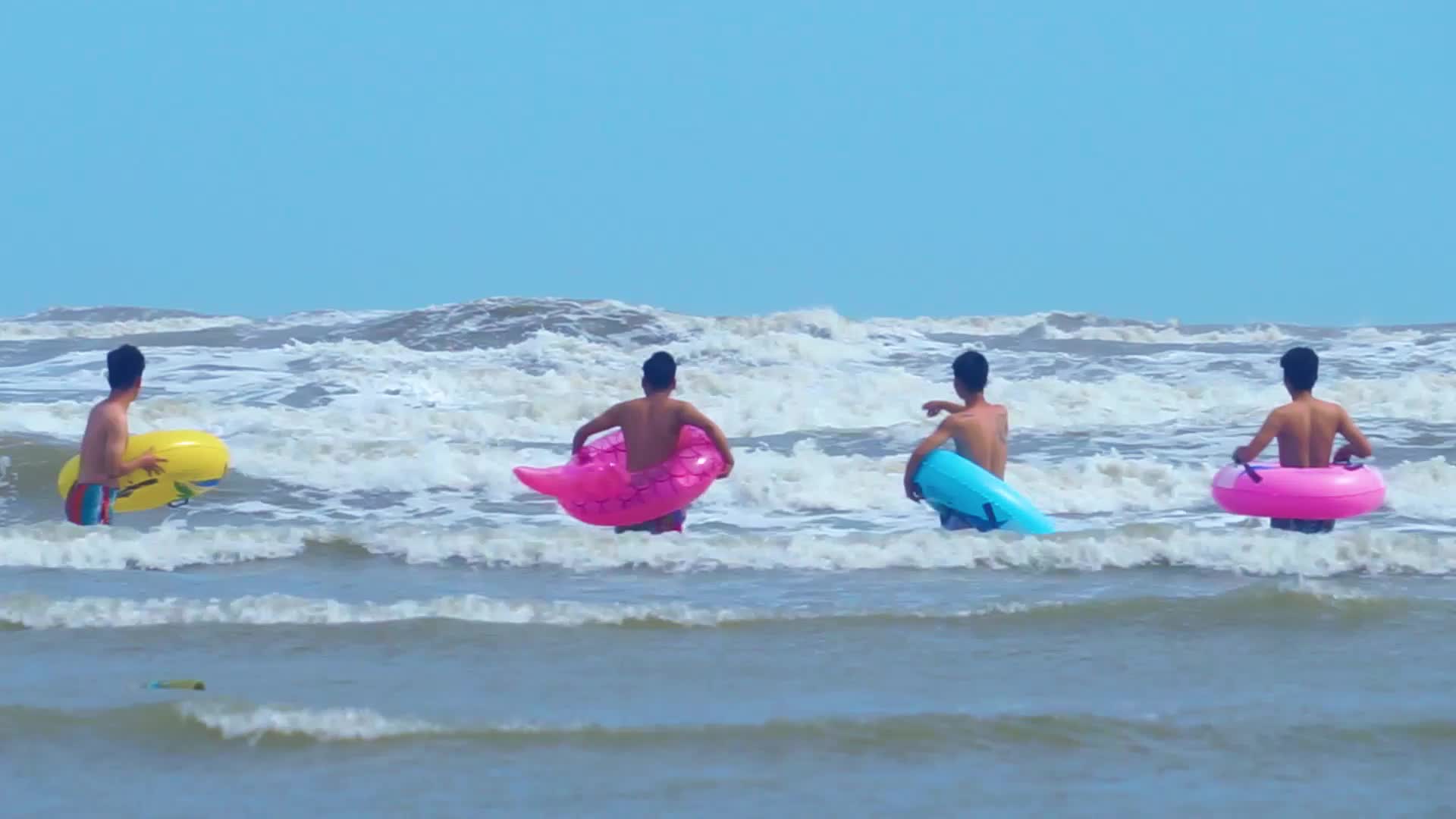青少年海边游水安全教育实拍视频视频的预览图