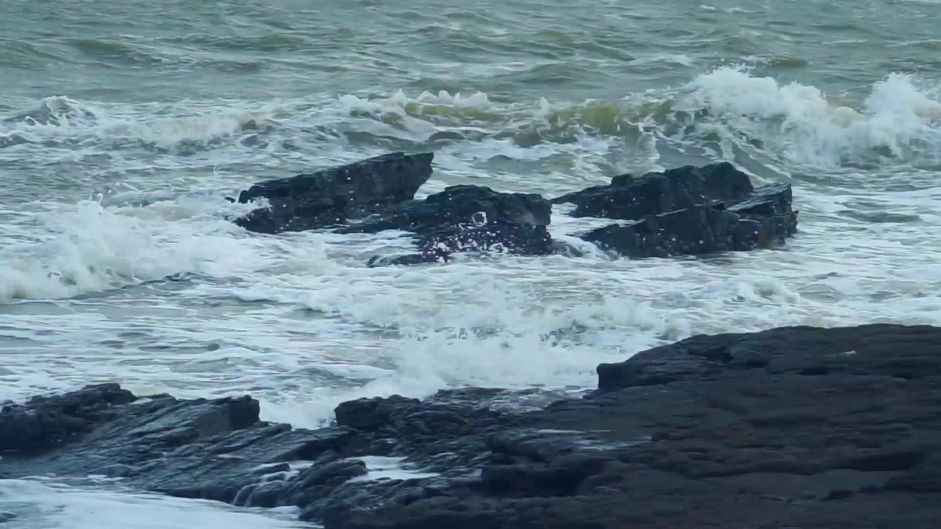 航拍浪花拍打海滩礁石实拍素材视频的预览图