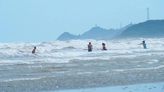 海边大风大浪冲浪人群实拍视频视频的预览图
