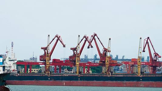 广西防城港港口龙门吊实拍视频的预览图