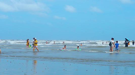海边冲浪玩水的人群视频的预览图