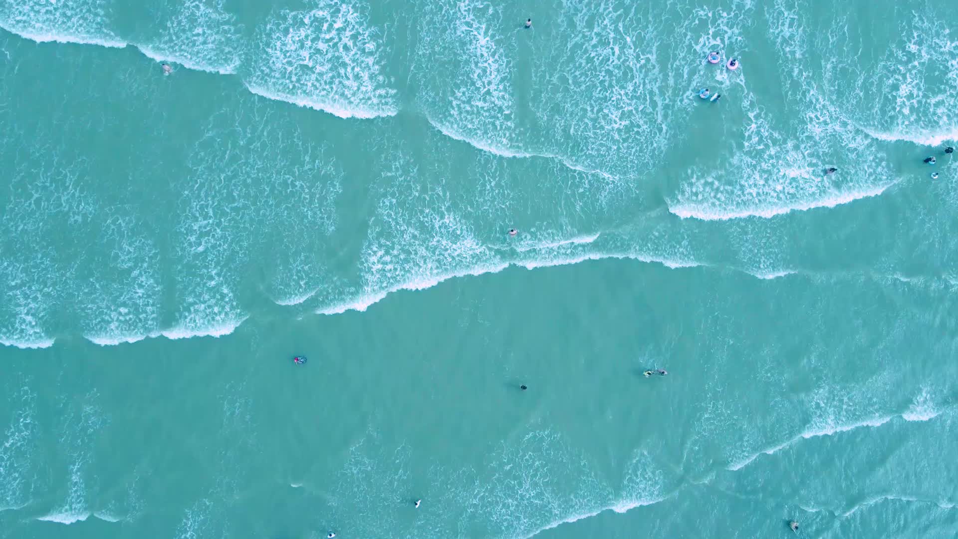 唯美蓝色海浪背景航拍视频视频的预览图