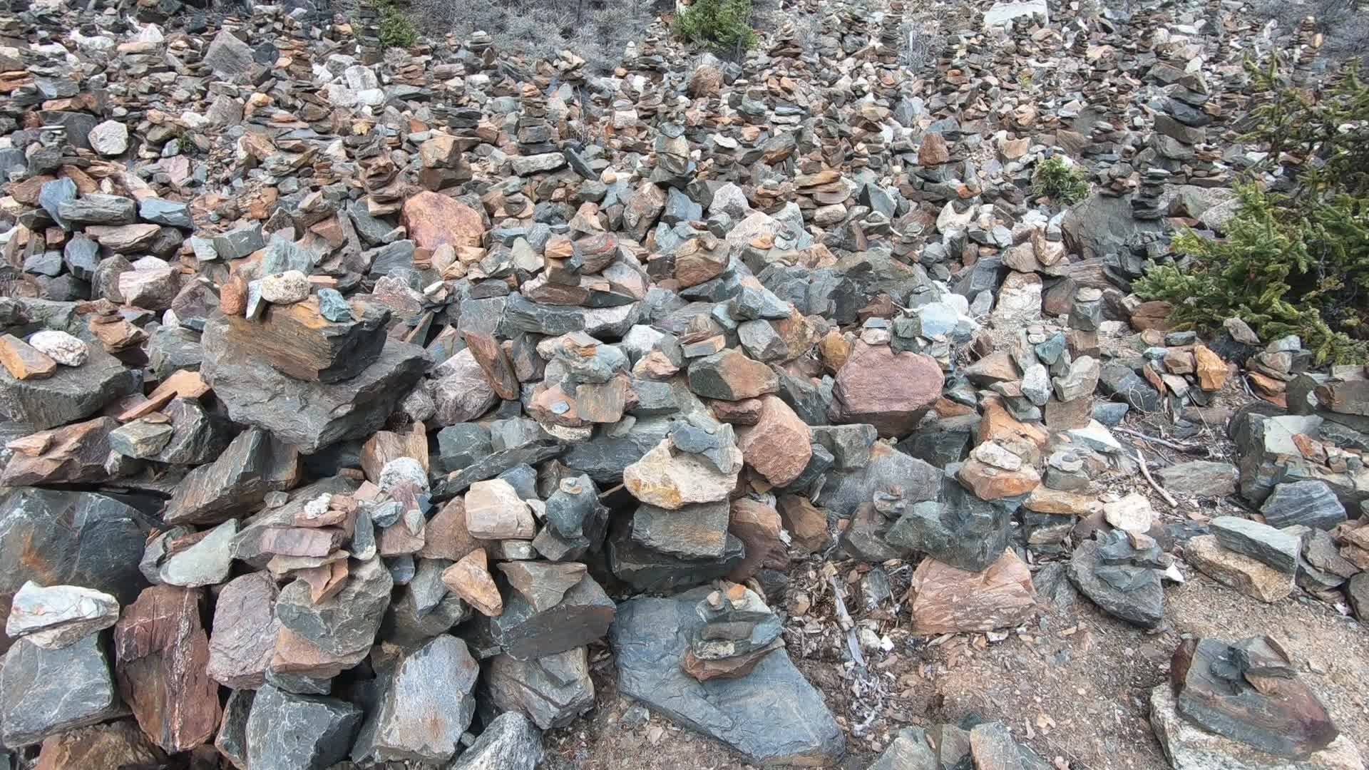 米堆冰川大山石头视频的预览图
