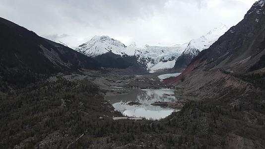5月份米堆冰川航拍视频的预览图