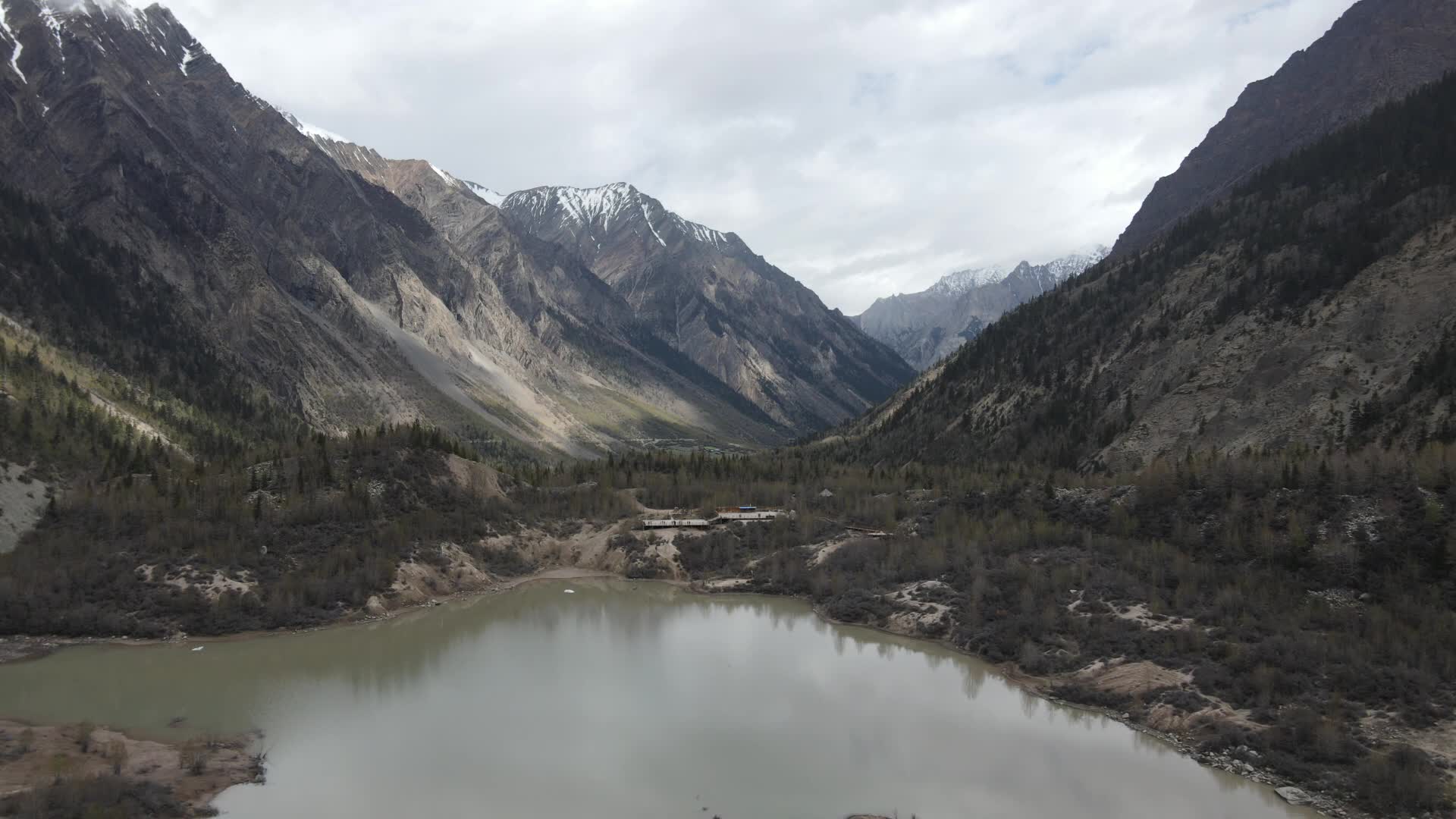 5月份米堆冰川航拍视频的预览图