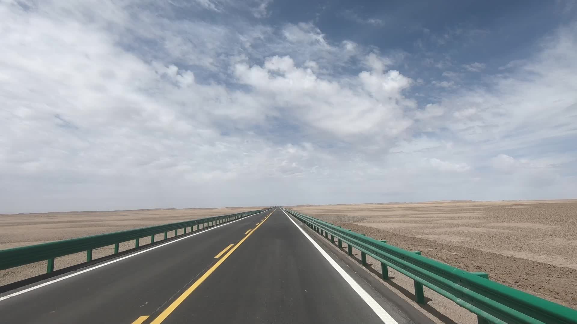 西藏车窗外的风景戈壁滩视频的预览图