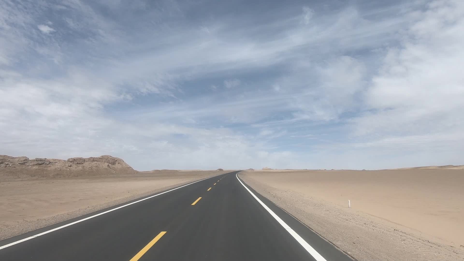 西藏车窗外的风景戈壁滩第一视角视频的预览图