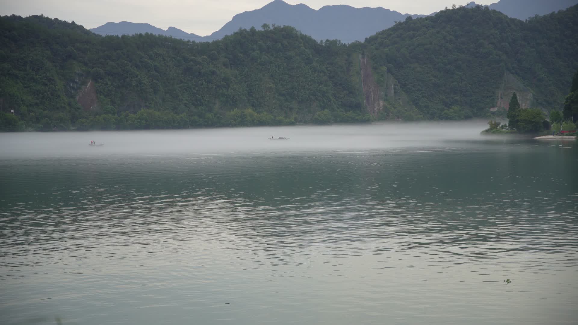 浙江建德新安江雾里划船4K实拍视频视频的预览图