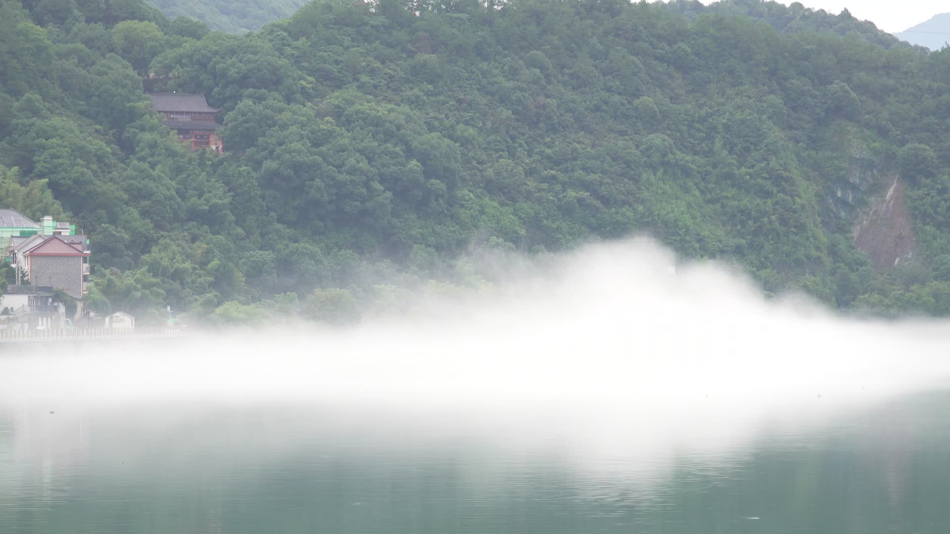 浙江建德新安江雾里划船4K实拍视频视频的预览图