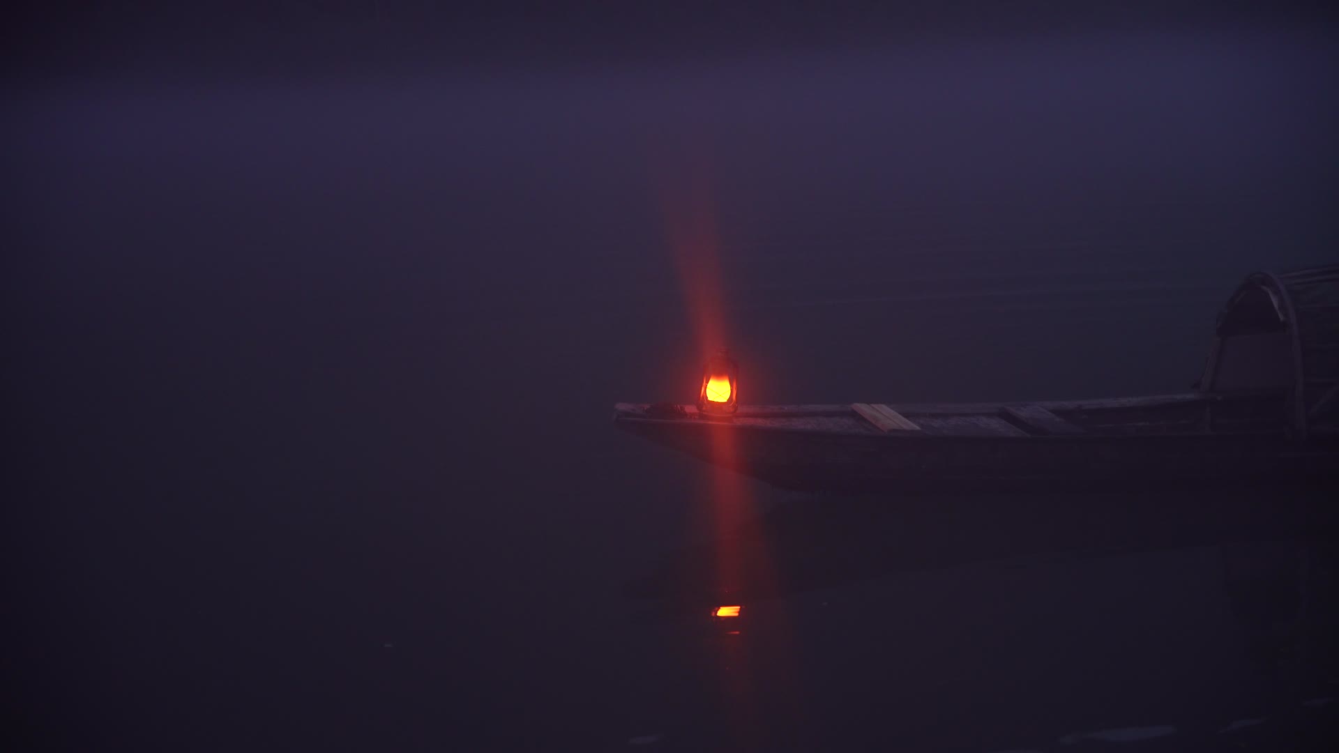 浙江建德新安江雾里船只亮度4K实拍视频视频的预览图