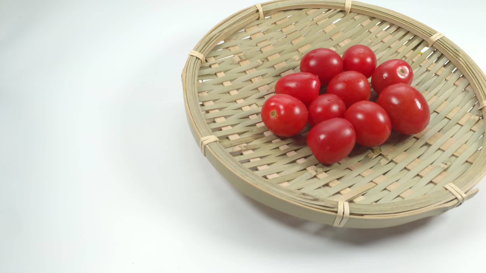 白底健康新鲜樱桃小番茄新鲜圣女果4K实拍视频视频的预览图