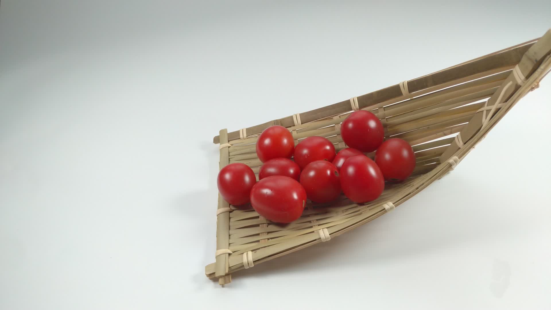 白底健康新鲜樱桃小番茄新鲜圣女果4K实拍视频视频的预览图