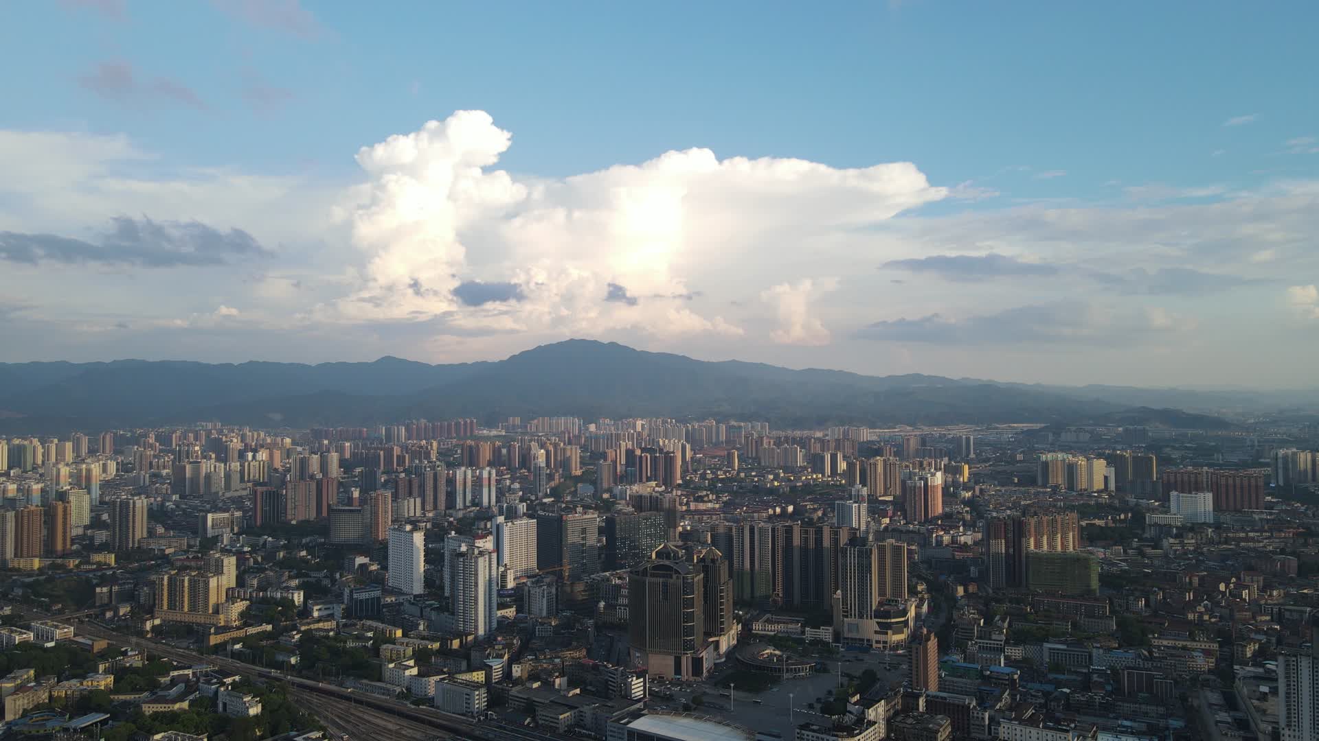 湖南湘西怀化城市蓝天白云航拍视频的预览图