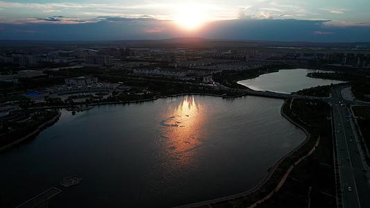 锡林浩特市水上公园夕阳落日傍晚4k拍摄延时视频视频的预览图