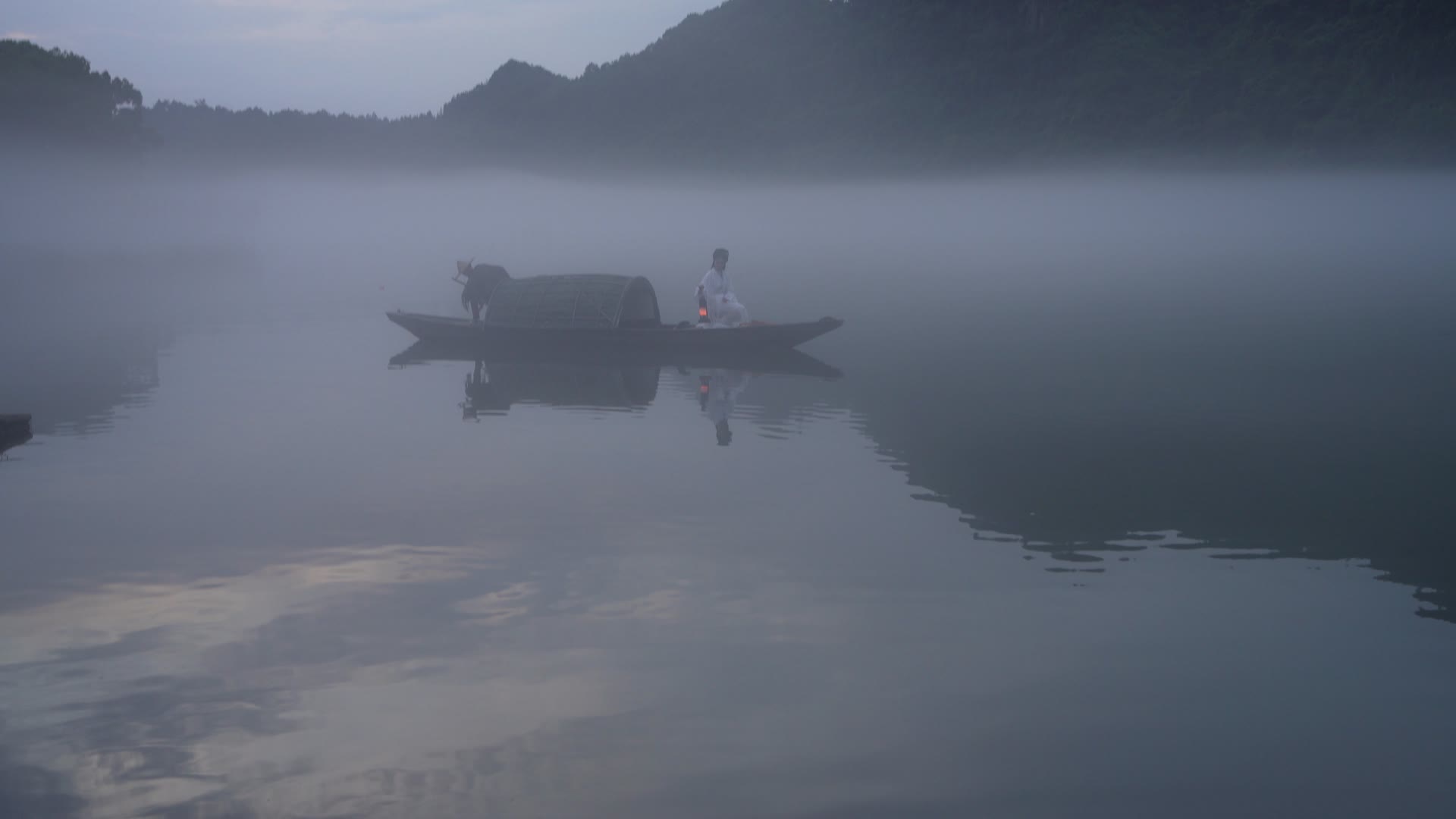 浙江建德新安江雾里古装划船4K实拍视频视频的预览图
