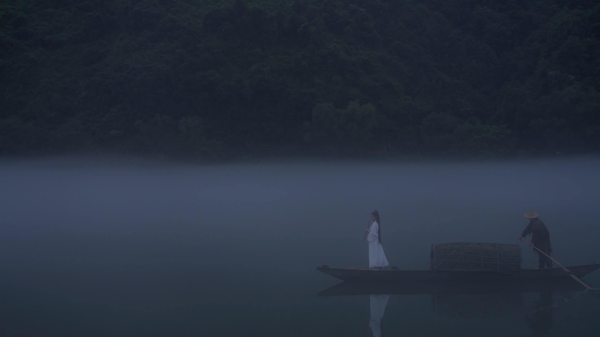 浙江建德新安江雾里古装划船4K实拍视频视频的预览图