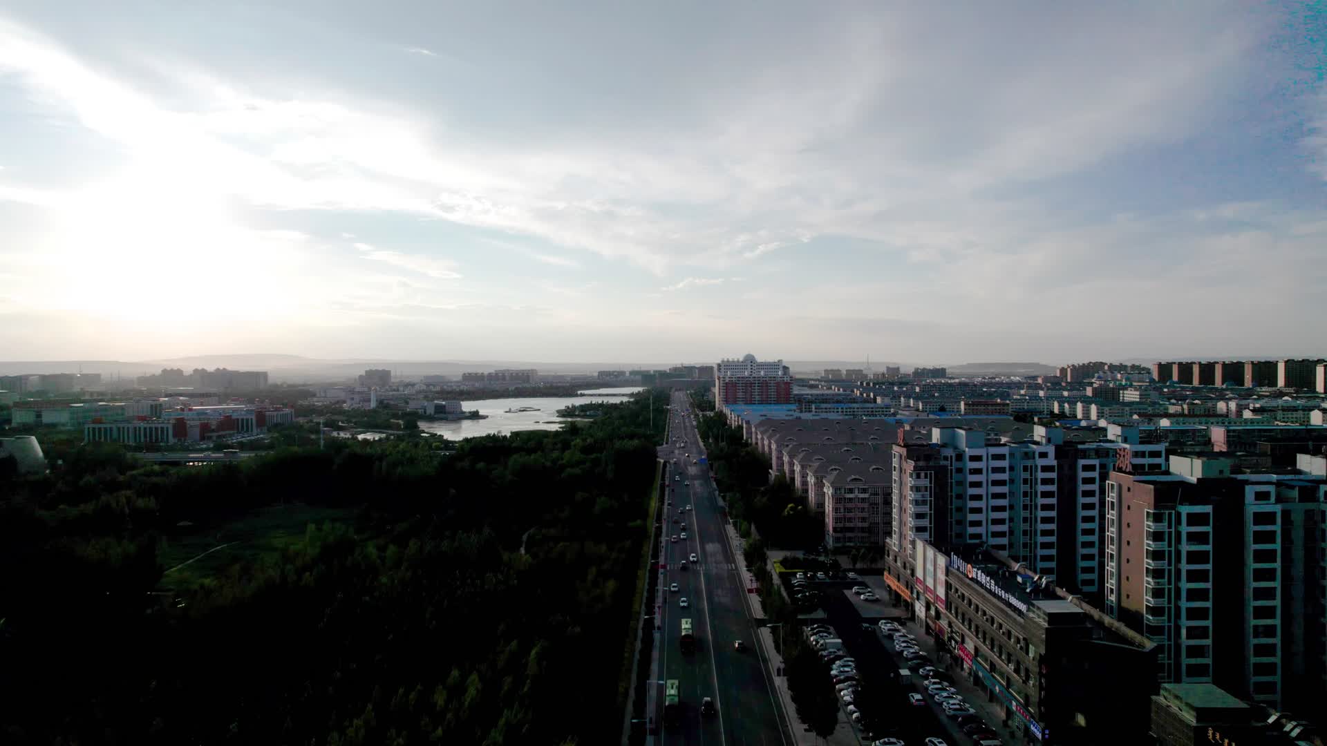 锡林浩特市水上公园以及整齐的街道黄昏5k超高清航拍视频视频的预览图