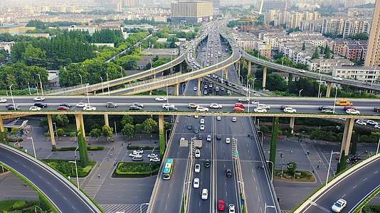 航拍南京鼓楼市区车流交通道路对称视频的预览图