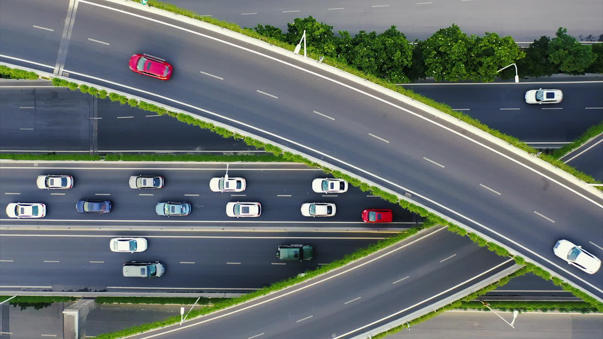 航拍繁华城市市区车流交通道路视频的预览图