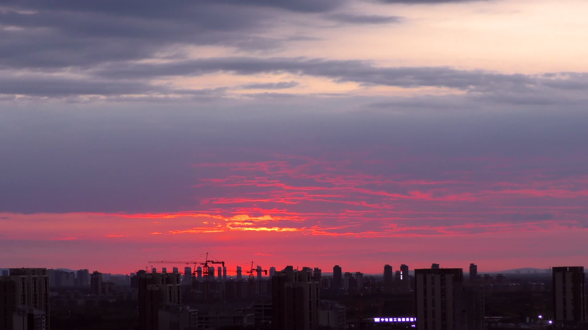 城市日出日出延时温暖阳光黎明曙光城市清晨阳光都市视频的预览图