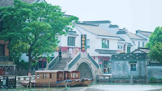 4K江南旅游古镇小桥游船视频的预览图