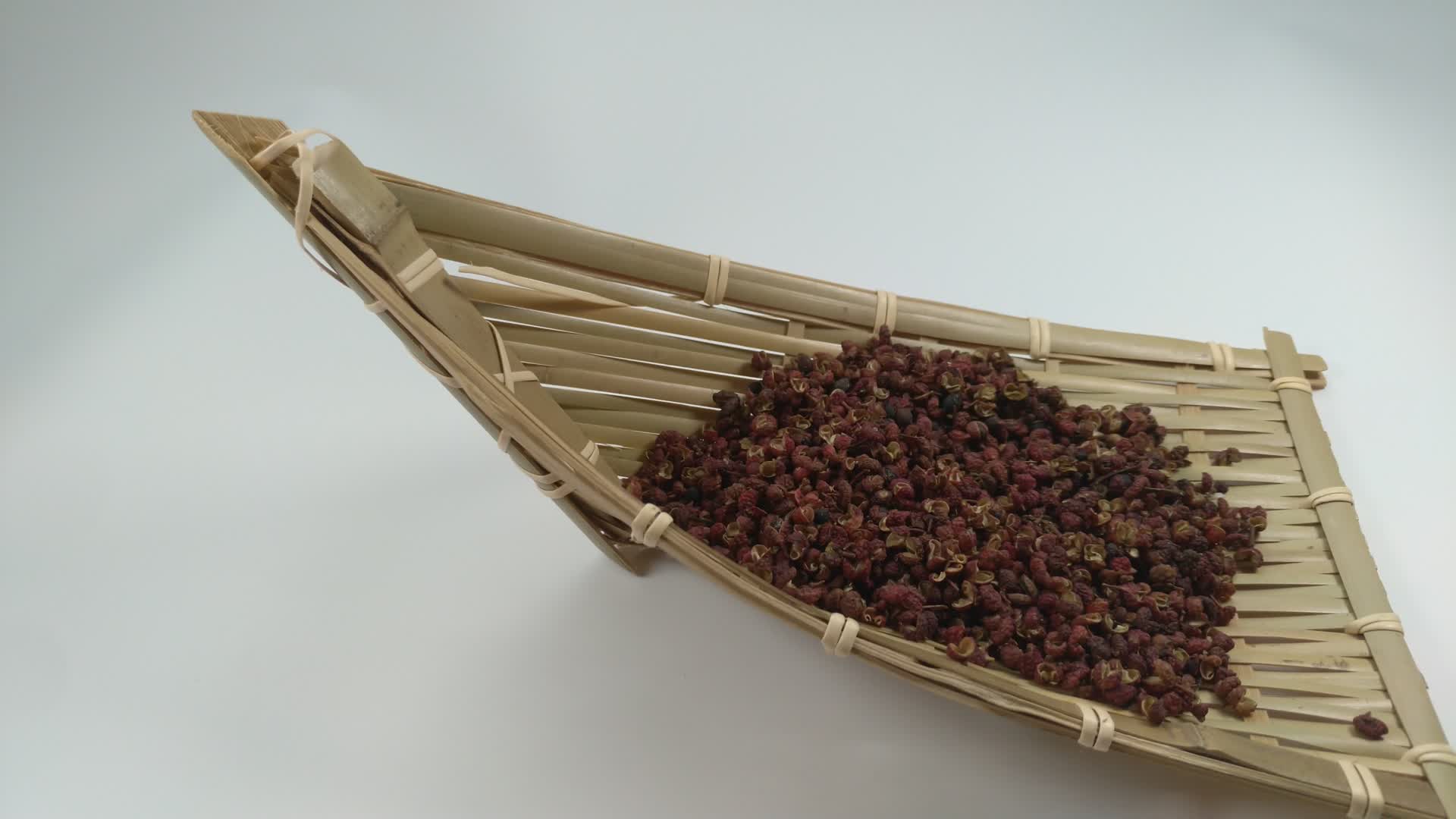 白底滑轨调味品干花椒红花椒4K实拍视频视频的预览图