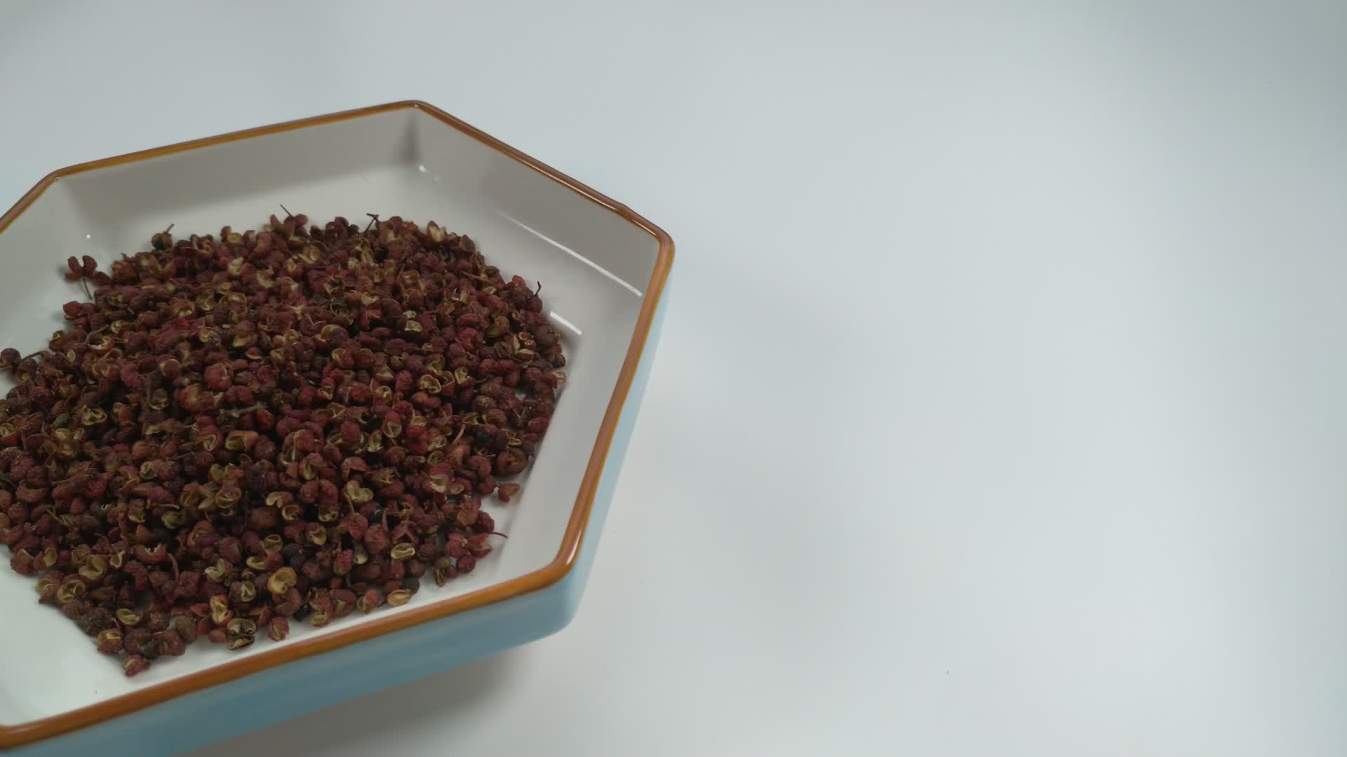 白底滑轨调味品干花椒红花椒4K实拍视频视频的预览图