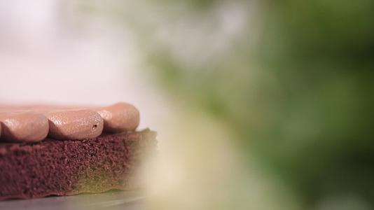 裱花制作奶油生巧巧克力蛋糕视频的预览图