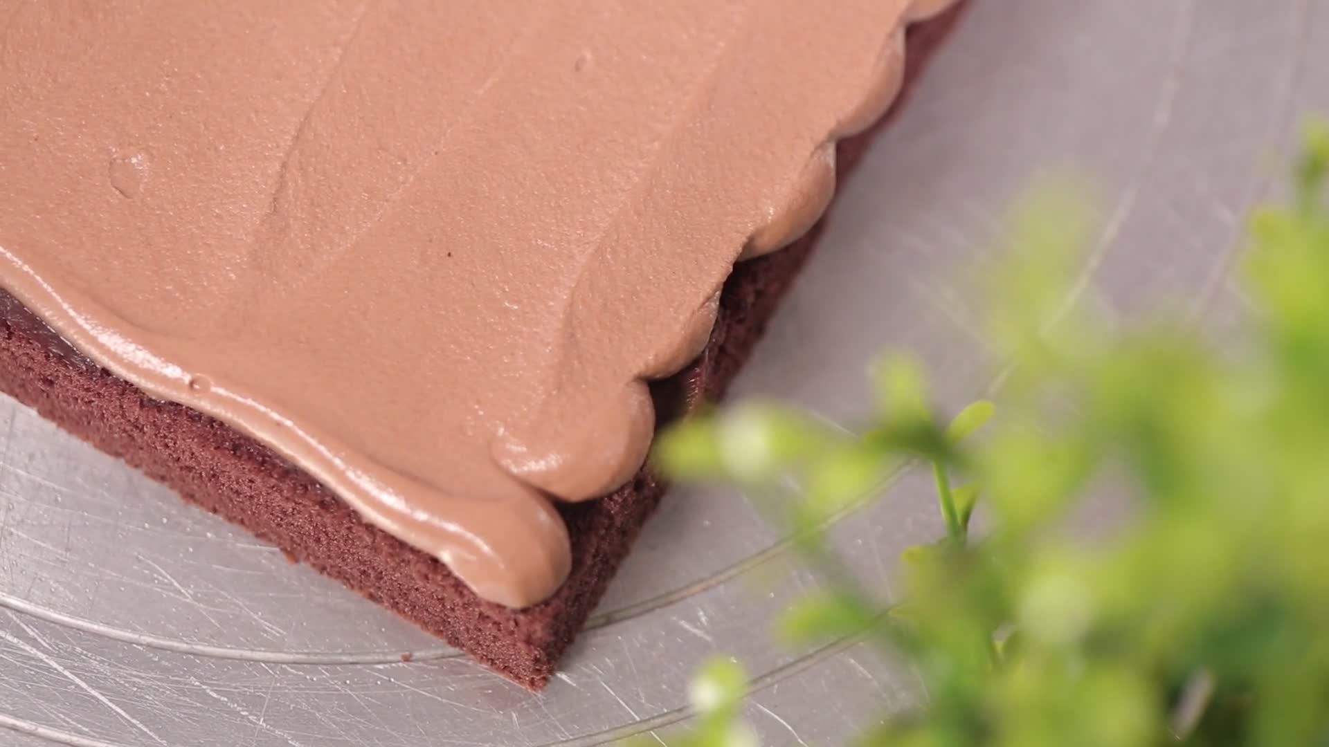 裱花制作奶油生巧巧克力蛋糕视频的预览图