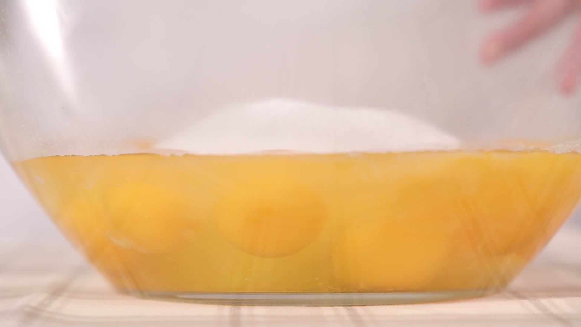 打蛋器打鸡蛋搅蛋液视频的预览图