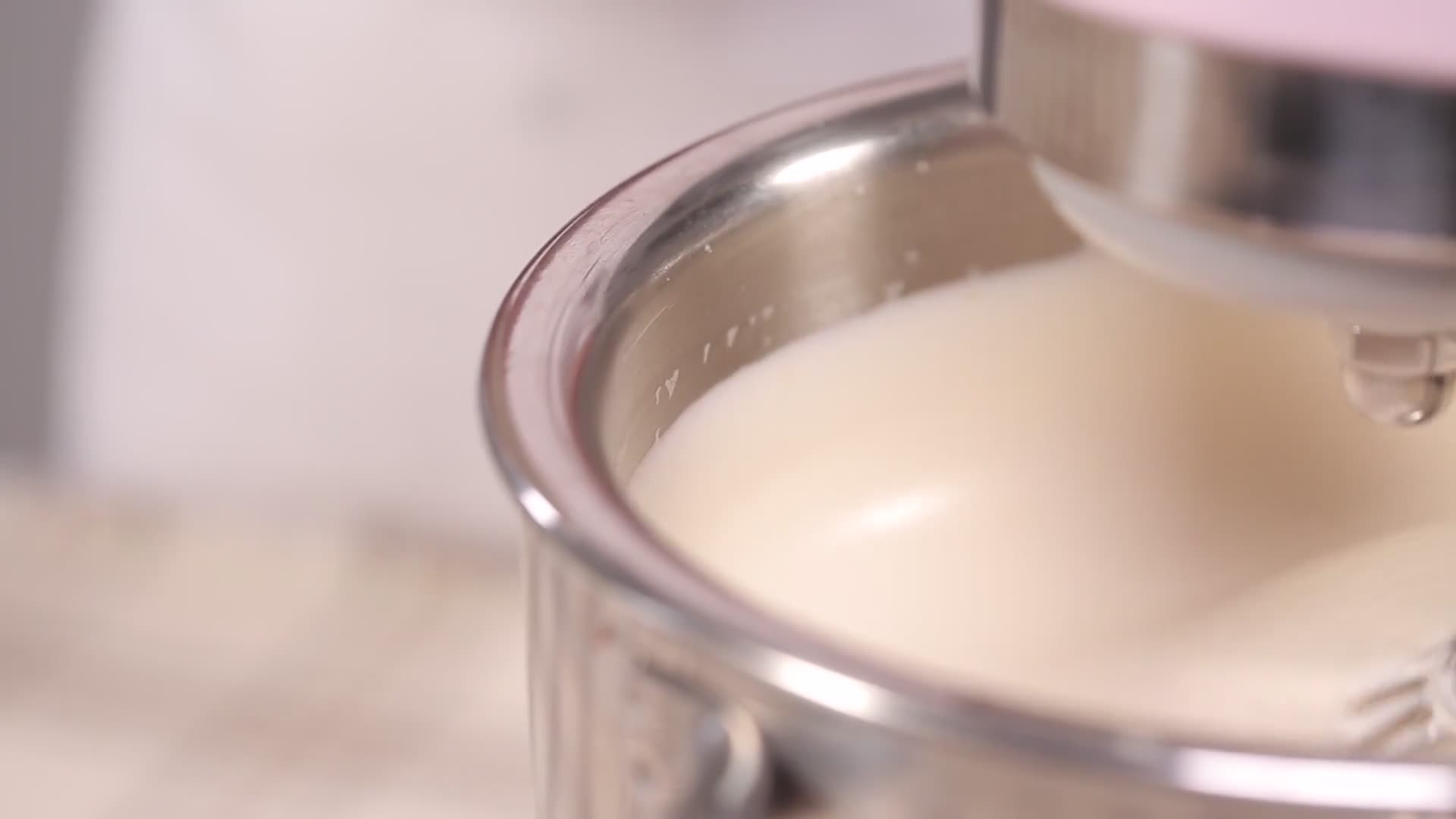 搅拌器打发蛋清奶油视频的预览图