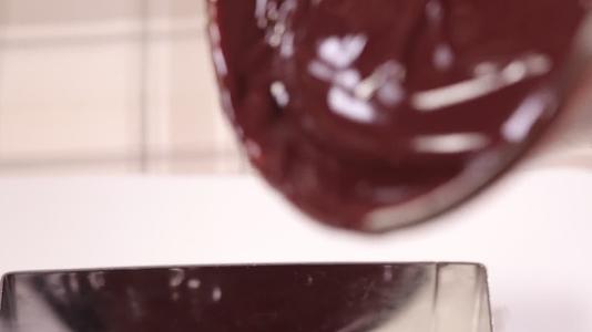 西点甜品融化巧克力酱视频的预览图