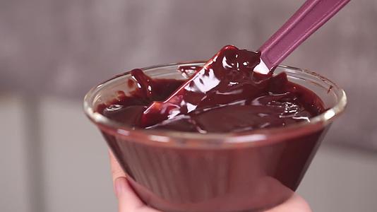 西点甜品融化巧克力酱视频的预览图