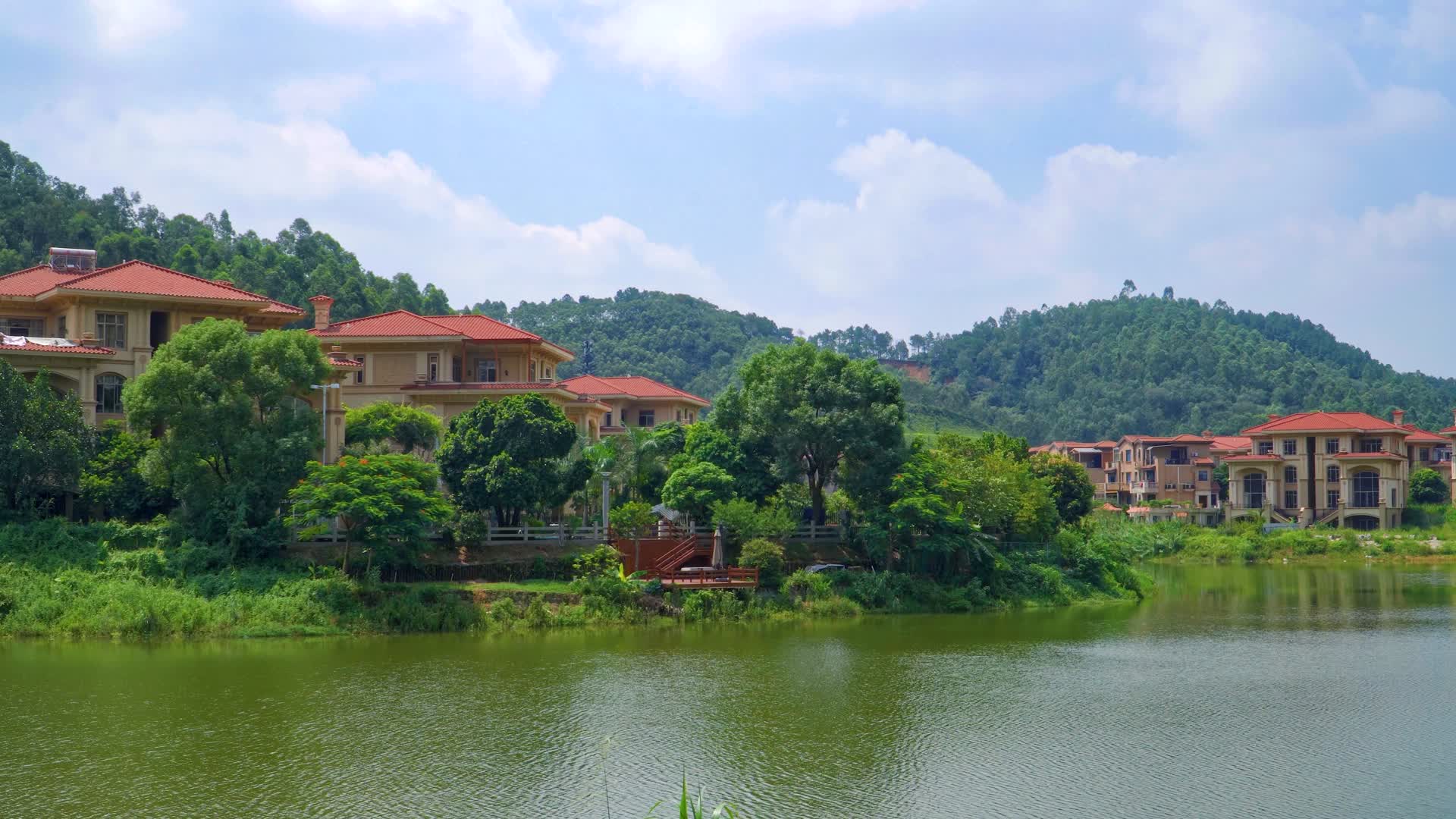 山林和湖水之间的别墅区视频的预览图