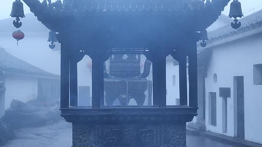 安徽九华山大雾天里的百岁宫视频的预览图