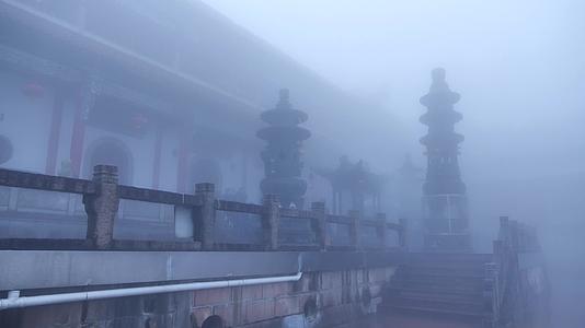安徽九华山大雾天里的百岁宫视频的预览图