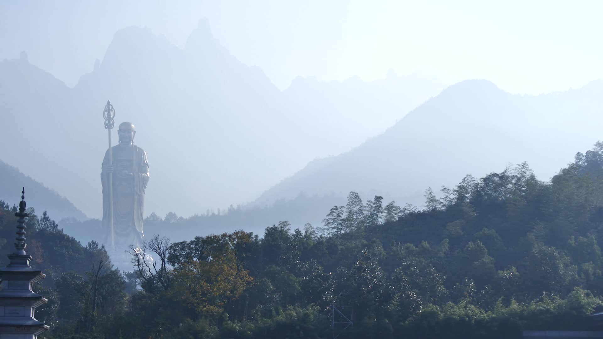 安徽九华山仙境里的地藏菩萨像视频的预览图