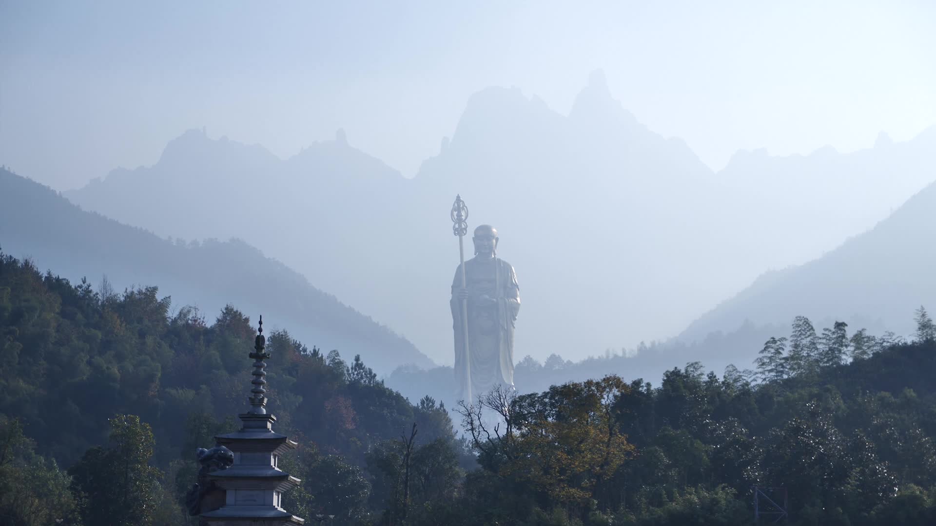 安徽九华山仙境里的地藏菩萨像视频的预览图