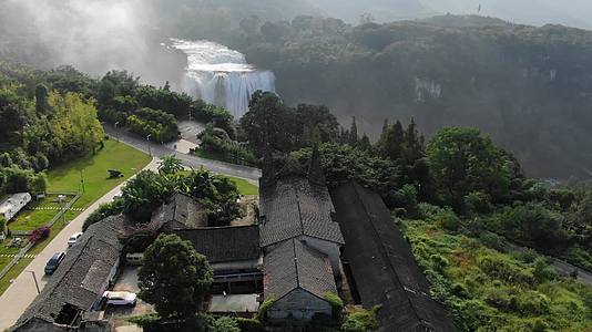 贵州安顺黄果树大瀑布植被水雾云雾绿色风景大瀑布水流夏季瀑布4K视频的预览图