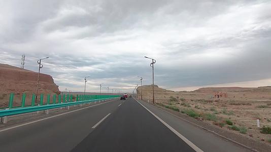 新疆车窗外的风景蓝天视频的预览图