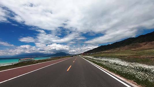 新疆车窗外的风景蓝天视频的预览图