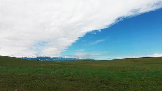 新疆喀拉峻大草原车视频的预览图