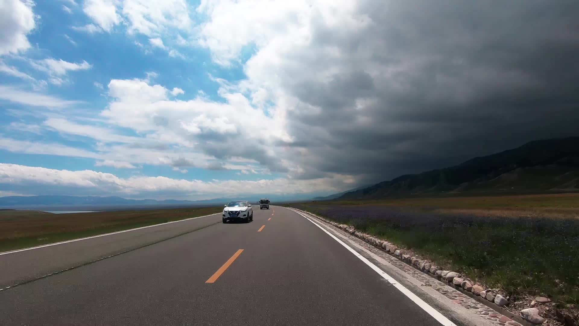 新疆赛里木湖车外第一视角视频的预览图