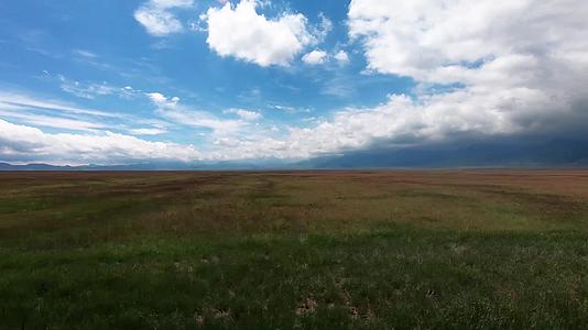 新疆赛里木湖景区车窗外风景视频的预览图