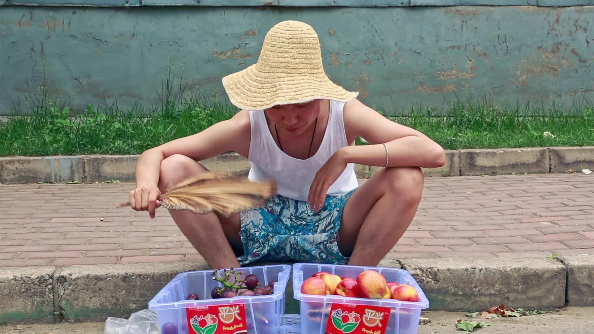 水果摊卖水果的果农视频的预览图
