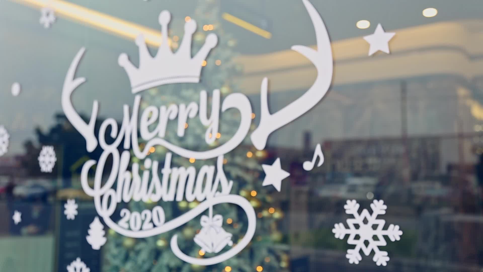 圣诞节橱窗帖挂件装饰品实拍视频视频的预览图